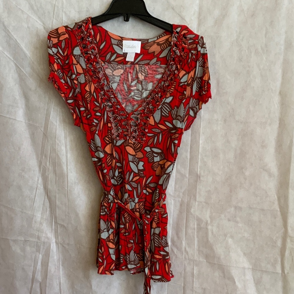 Deletta Red Floral V-Neck short sleeve top